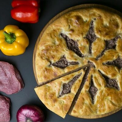 Осетинский пирог с мясом и болгарским перцем в Pizzarion по цене 1029 ₽