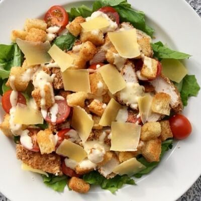 Салат Цезарь с лососем в Поедем поедим по цене 420 ₽