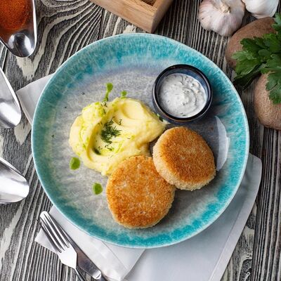 Котлеты из щуки с пюре и соусом 