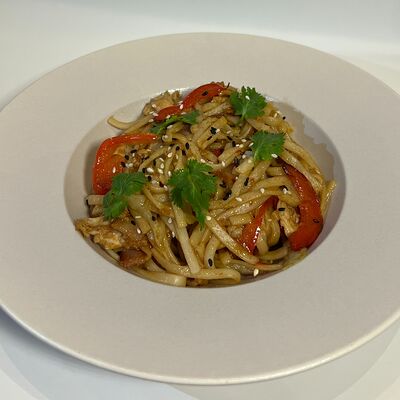 Лапша Wok с курицей и бекономв Traveler's Coffee по цене 468 ₽