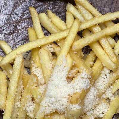 Картофель фри с пармезаном в Первый сырный бар Friends по цене 450 ₽