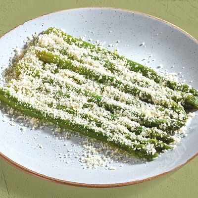 Спаржа, обжаренная с сыром пармезан в Pizzarella36 по цене 590 ₽