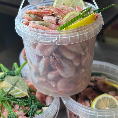 Ведро мелкой пивной креветки в фирменном рассоле в Кузьмичь по цене 950 ₽