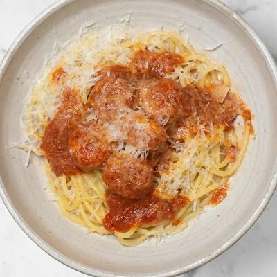 Спагетти с фрикадельками в томатном соусе в Mikemolly по цене 485 ₽