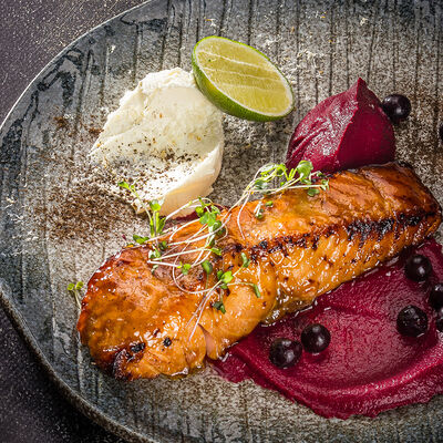 Лосось с пюре из свеклы в Ваще Огонь по цене 1190 ₽