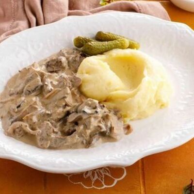 Бефстроганов с пюре и солеными огурчиками в ЛарисуВаннуХочу по цене 990