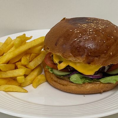 Биг бургер куриный с картофелем фри в Corn dog dagestan по цене 590 ₽