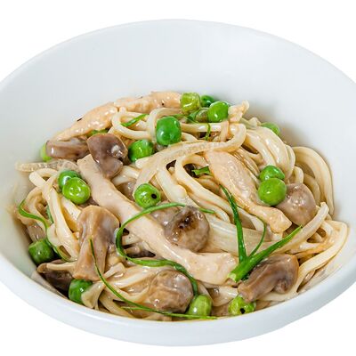 Лапша с курицей и грибами в сливочном соусе в Дамплинг Репаблик по цене 630 ₽