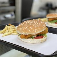 Бургер со стрипсами и картофелем фри в Fast Food Эверест