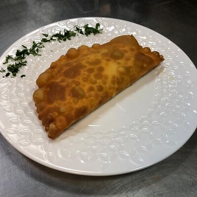 Чебурек со свининой и говядиной в 1001 пельмень по цене 250 ₽