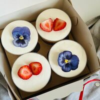 Трайфлы с клубникой и цветами в Kulakovabakery
