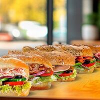 Ланч из пяти разных сэндвичей: Индейка, Острый Итальянский, Ветчина, Морепродукты, Курица Барбекю в Subway