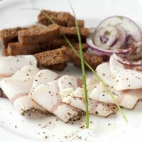 Сало с чесночными тостами в Вкусснов