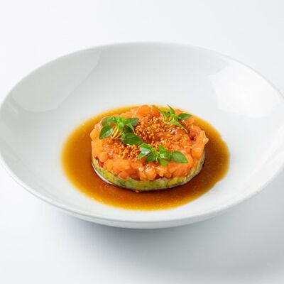 Тартар из лосося с клубникой в Rose Bar Crocus City по цене 1200 ₽