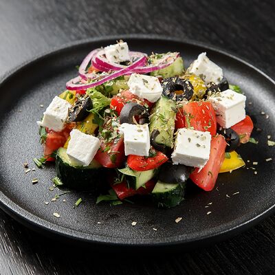 Греческий салат в Loca Pizza по цене 380 ₽