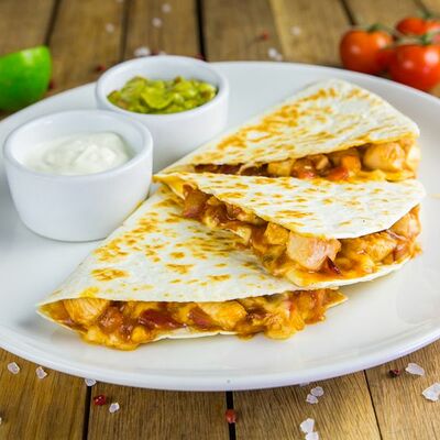 Кесадилья с курицей в Grizzly Bar по цене 485 ₽