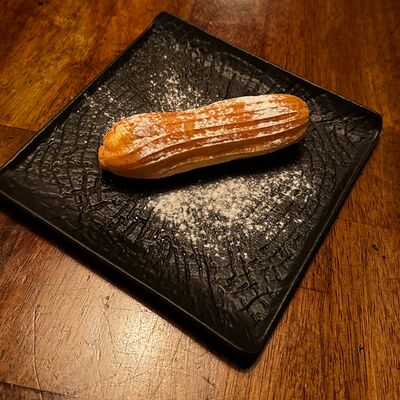 Эклер в John Gilroys по цене 240 ₽