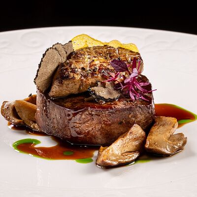 Турнедо Россини с фуа-гра, белыми грибами и трюфелем в Мясной синдикат по цене 3900 ₽