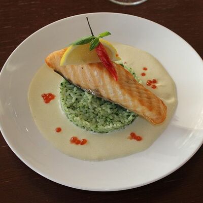 Семга на гриле с зеленым рисом в Каравелла по цене 910 ₽