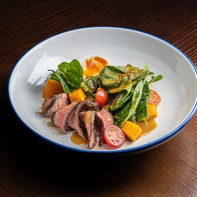 Салат с запеченной говядиной, медовой тыквой, шпинатомв Brasserie Lambic по цене 910 ₽