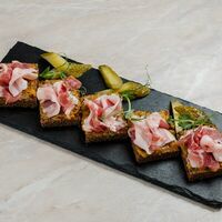 Ржаные тосты с салом в Лебовски Пицца и Боулинг