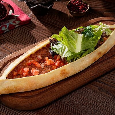 Пиде с ягненком и овощами в Серкан по цене 690 ₽