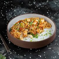 Лапша яичная с морепродуктами в устричном соусе в Oh Мy Crab!