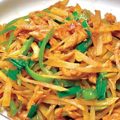 В32 Картофельная соломка с курицей 土豆丝炒鸡胸肉 в Charlie tea по цене 720 ₽