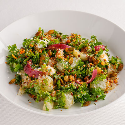 Салат из кейла с грейпфрутом и кунжутом в Harvest по цене 950 ₽