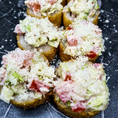 Жареный ролл Цезарь с курицей в Sushitop по цене 395 ₽