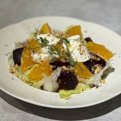 Свекольный салат с апельсиномв Брусена по цене 540 ₽