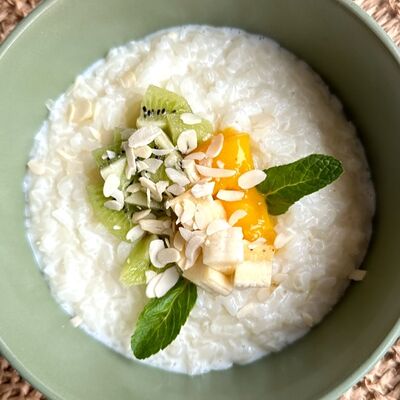 Каша рисовая на молоке с фруктами в Моё место по цене 264 ₽