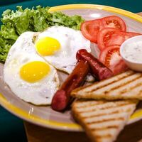 Глазунья с охотничьими колбасками в Миндаль Coffee & Food