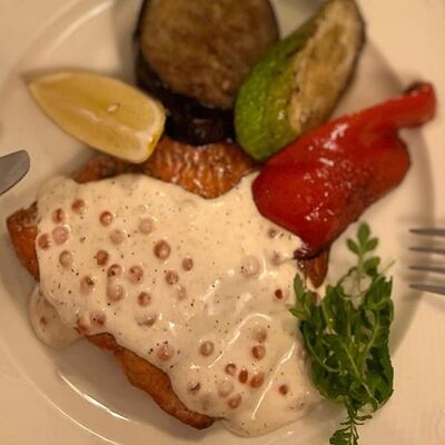 Прижаренное филе нерки со сливочно-икорным соусом и овощами в Наследие по цене 1100 ₽
