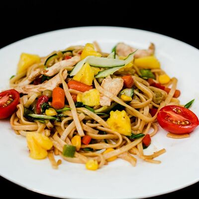 Вок с курицей и ананасом с пшеничной лапшой в АСА-Суши по цене 380 ₽