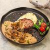 Кусочек мяса из смокера с картофельным пюре со сливочно-грибным соусом в 7 небо по цене 850