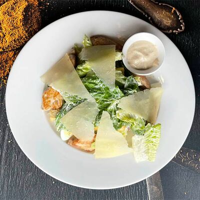 Салат Цезарь с курицей в Wine room gallery по цене 600 ₽