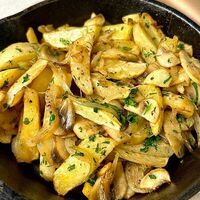 Картофель, жаренный с грибами в Троицкий