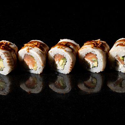 Ролл со страчателлой в МОМО по цене 2100 ₽