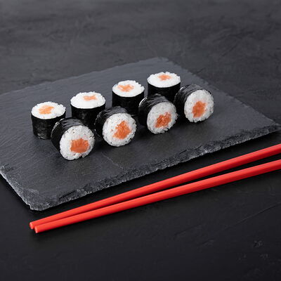 Ролл с лососем в Sushiman по цене 473 ₽