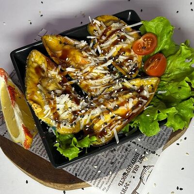 Мидии запеченные с соусом блю-чиз и пармезаном в Iago по цене 890 ₽