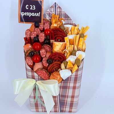 Колбасно-сырный конверт с 23 февраляв Дарите красиво по цене 5599 ₽