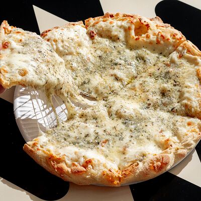 Римская пицца Четыре сыра в PioPizza по цене 990 ₽