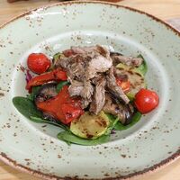 Салат из печенных овощей с телячьей вырезкой на гриле в Vinograd