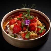 Теплый салат с хрустящими баклажанами, томатами и кинзойв Репаст