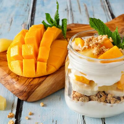 Греческий йогурт с гранолой, манго и маракуйей в Три печки по цене 290 ₽