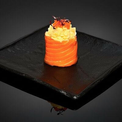 Гункан с креветкой в лососе в Бейкер суши по цене 369 ₽