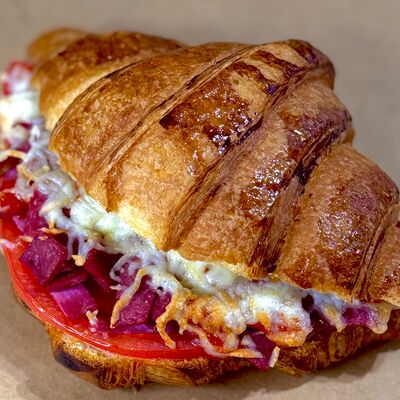 Круассан с говядиной острыйв Круассан пекарня по цене 390 ₽