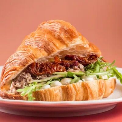 Круассан с тунцомв Dolce Cafe по цене 518 ₽