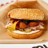 Бургер с куриным бедром в Umami